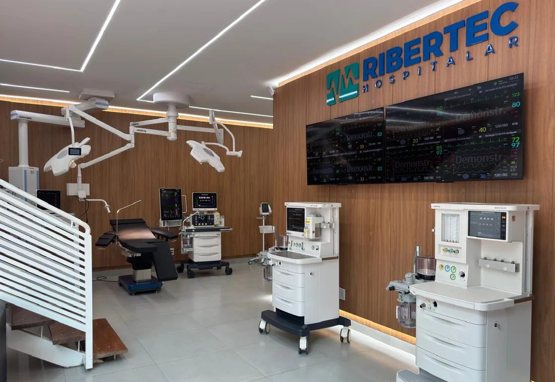 Showroom da Ribertec Hospitalar em Ribeirão Preto: mesa cirúrgica, focos HyLED, monitores multiparamétricos e aparelhos de anestesia Mindray e CISA
